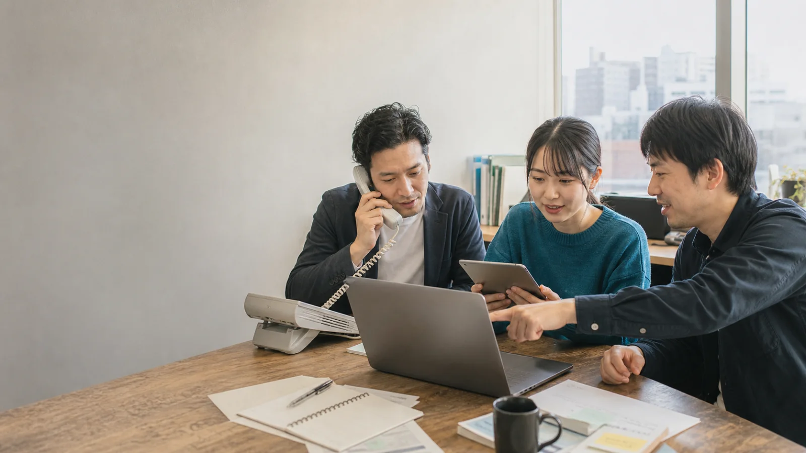 福岡の企業チームが電話対応、オンライン本人確認、次の業務アクションを人の判断で連携する様子